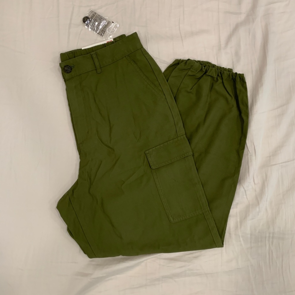 NEW Uniqlo women pants loose cargo fit size M in olive color
